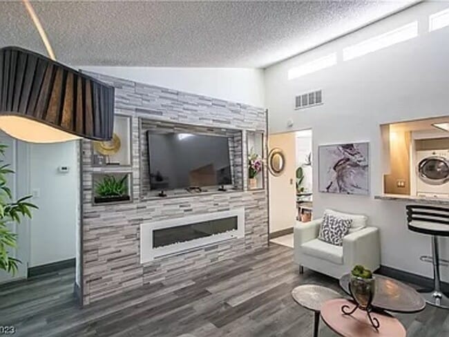 Building Photo - 1 YEAR LEASE FURNISHED OR UNFURNISHED, SHORT TERM 3 MONTH MINIMUM ALSO AVAILABLE