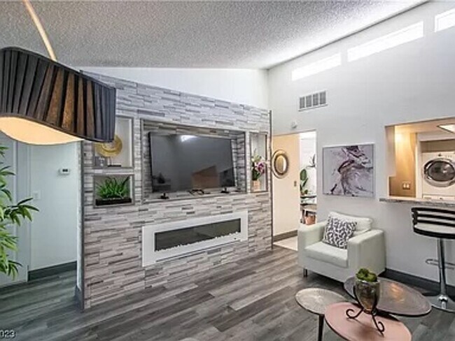 Foto del edificio - 1 YEAR LEASE FURNISHED TOWN HOME