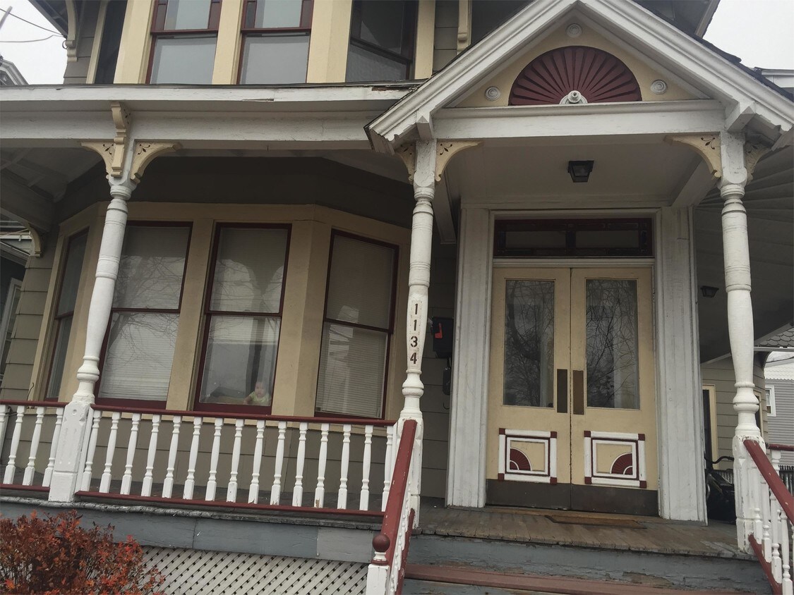 Primary Photo - 1134 Main St