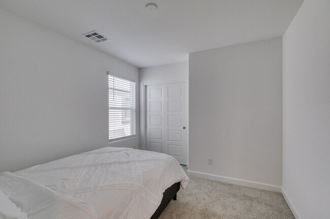 Foto del edificio - 2024 Lennar-Built Fully Furnished 2BR + Office Space Townhome-Style Condo in Cadence