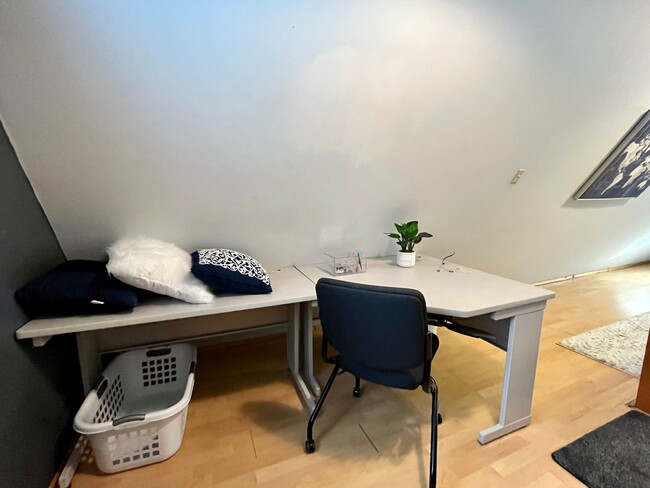 Building Photo - Furnished cabin, Utilities included!