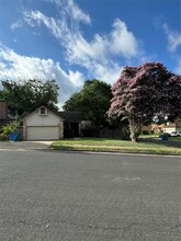 Building Photo - 2111 Castle View Dr