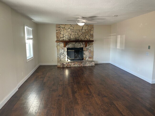 Foto del edificio - 904 Forestdale Ave