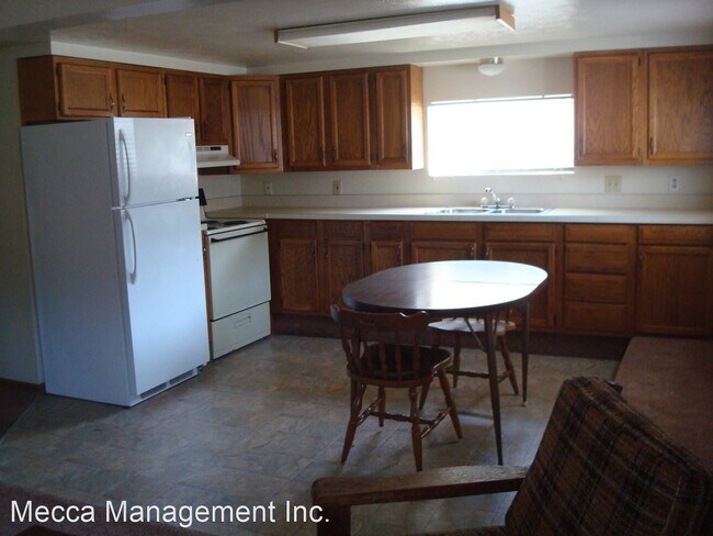 Building Photo - 2 br, 1 bath Apartment - 828 Seventh St.