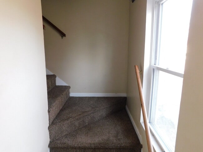 Building Photo - Private Entry Upper Unit Duplex