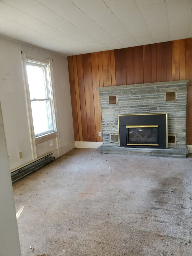 Building Photo - 64 Mead St