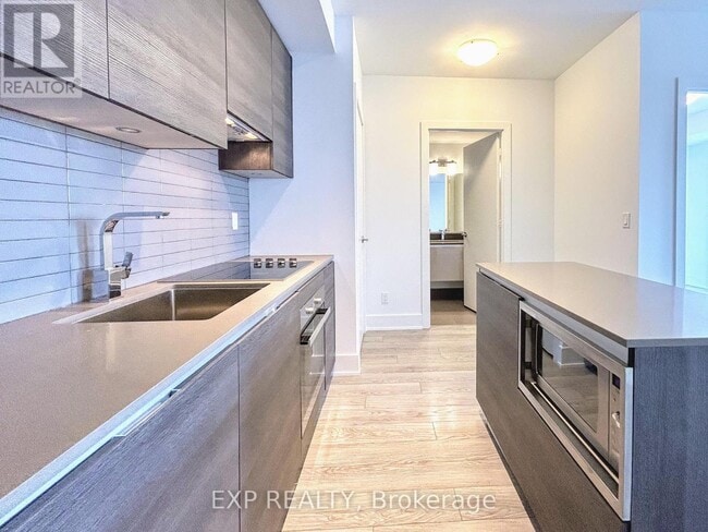 Building Photo - 200 Bloor St W