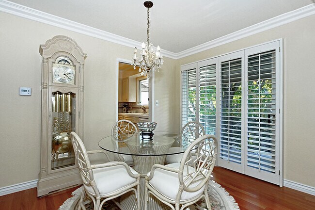 Comedor - 1233 N Columbus Ave