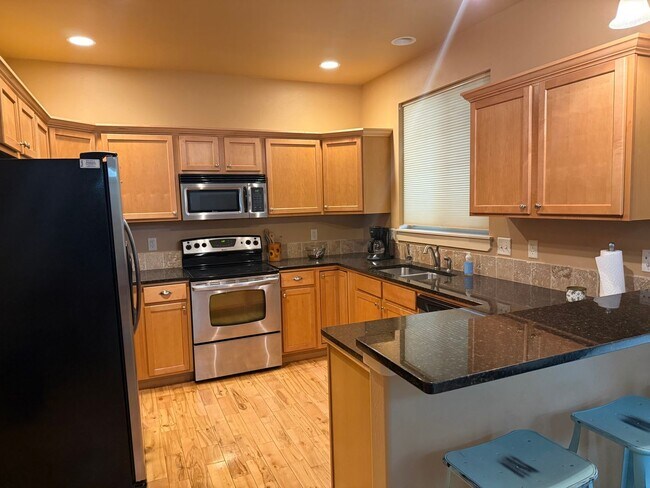 Foto del edificio - 3 Bed 2.5 Bath with double attached garage...