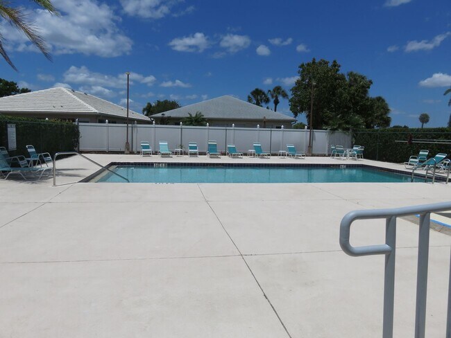 Building Photo - Turnkey 2/2 in a resort community golf and...