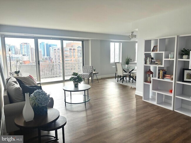 Building Photo - 8315 N Brook Ln