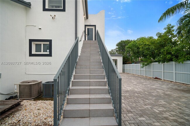Foto del edificio - 836 NW 33rd Ave