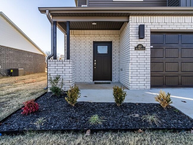 Building Photo - 657 Sun Meadow Dr