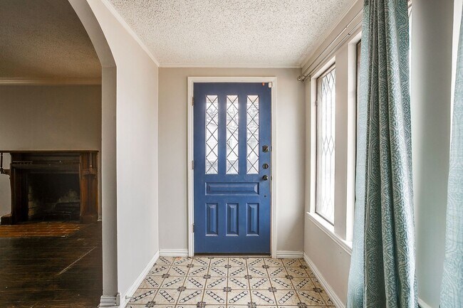 Foto del edificio - Amazing Historic 1940's Home in Original Cleburne- 4 Bed- 3 Bath w/ Multiple Living Areas- 76033