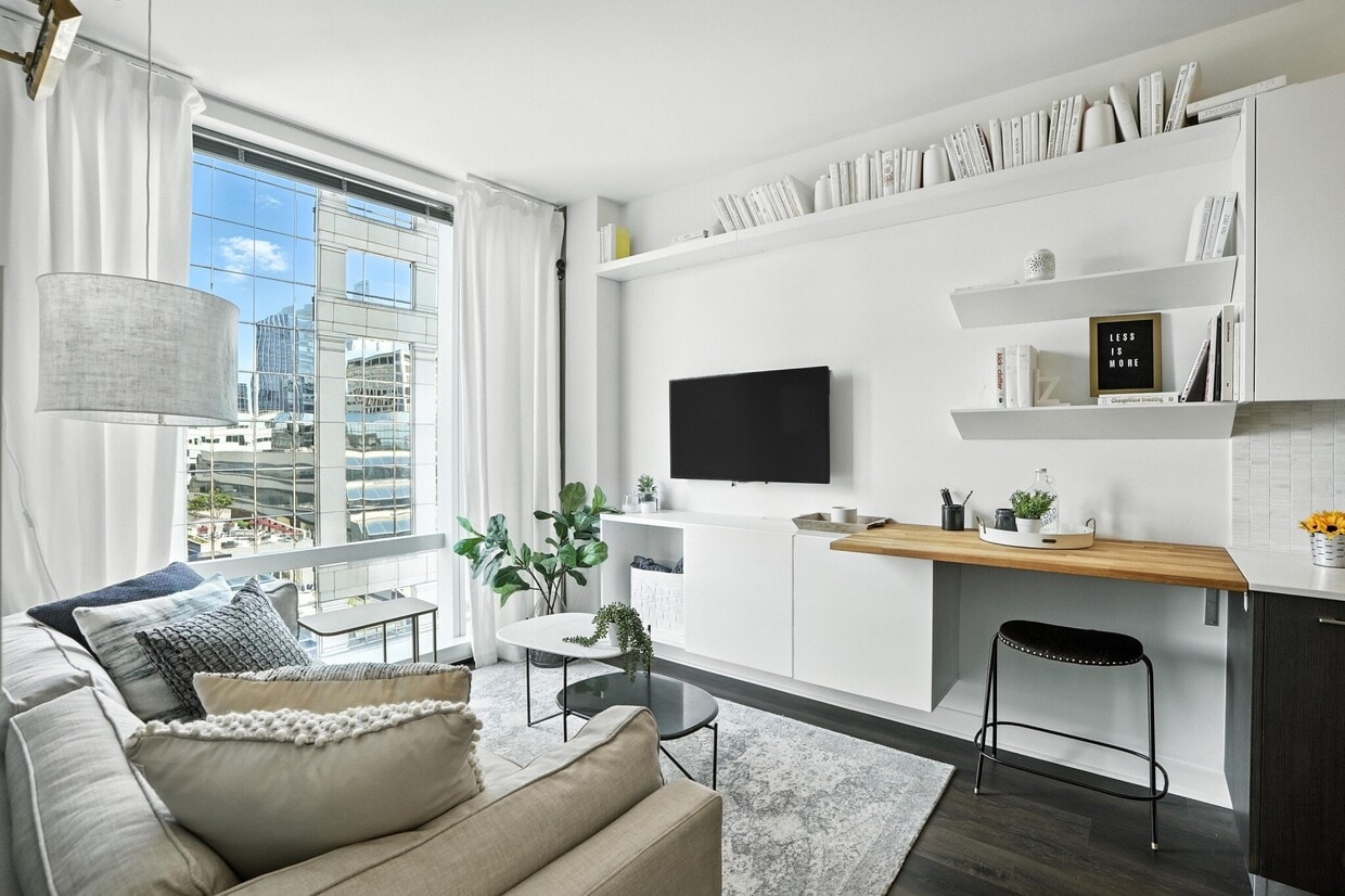 Photo - 133 W Wacker Dr (Chicago, IL)