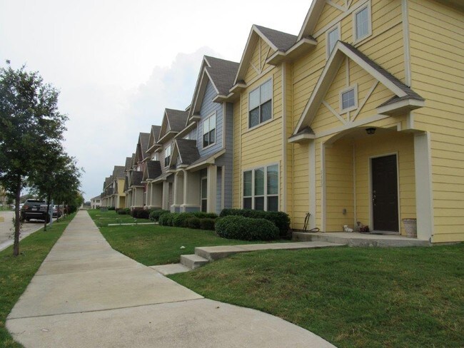 Building Photo - Townhomes at Villages of Carmel
