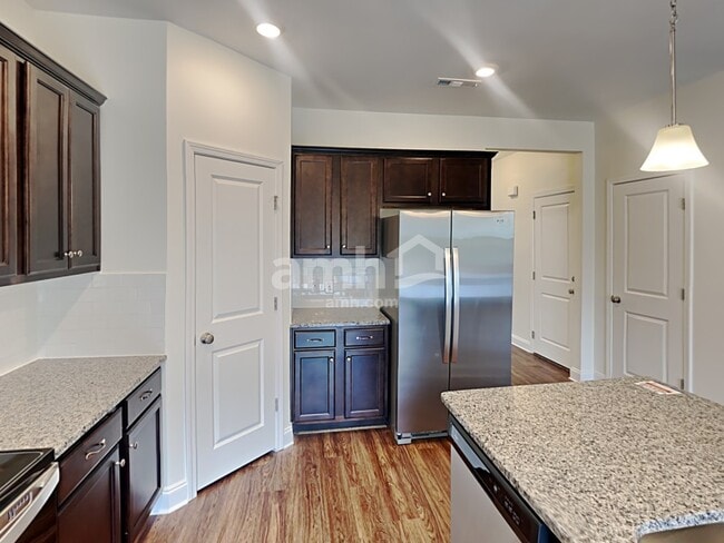 Foto del edificio - 1353 Lomond Dr