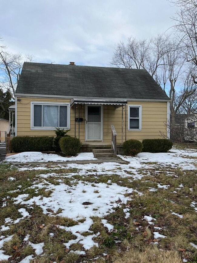 Building Photo - 4 bedroom 1.5 bathroom single family home