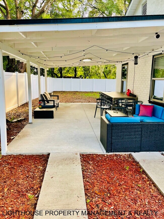 Building Photo - Delightful 3 Bed/2 Bath Craftsman Style Ho...