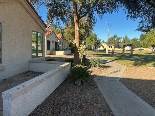 Foto del edificio - $2,000 For Rent A Lovely 3 Bed 2 Bath 1.673 Sq. Ft. Condo, all One Level Home in Chandler 85225!