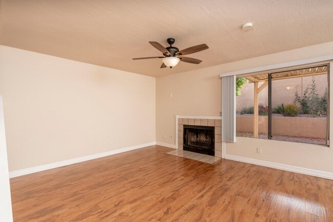 Building Photo - 1656 N Sierra Vista Dr