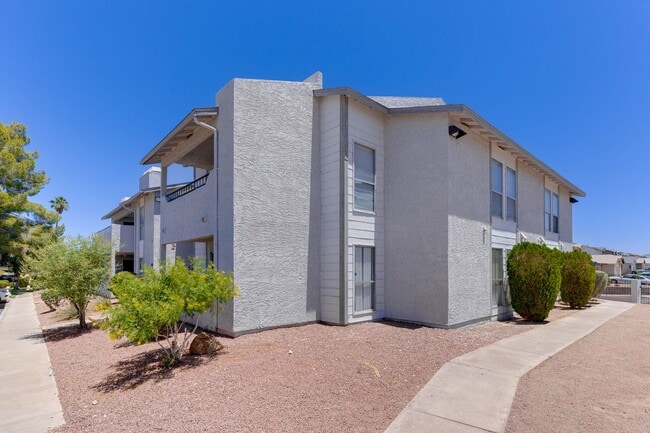 Building Photo - Charming 2 Bed, 2 Bath Condo with Fireplac...