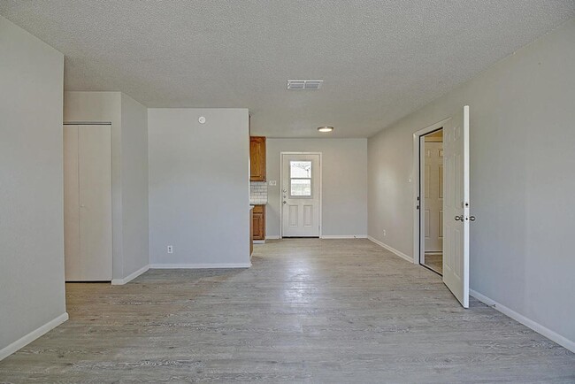 Building Photo - 661 Aristocrat - 4/bedroom 2/bathroom - $1...