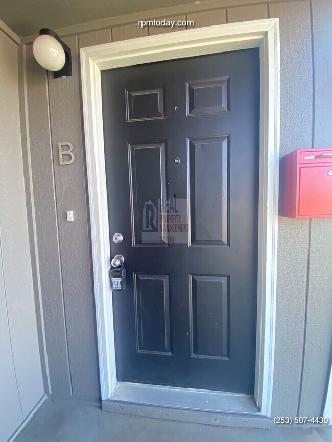 Building Photo - Large 1,550 square foot 2 Bedroom and 1 Ba...