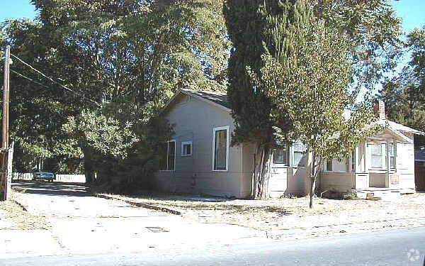 Building Photo - 316 Burney St
