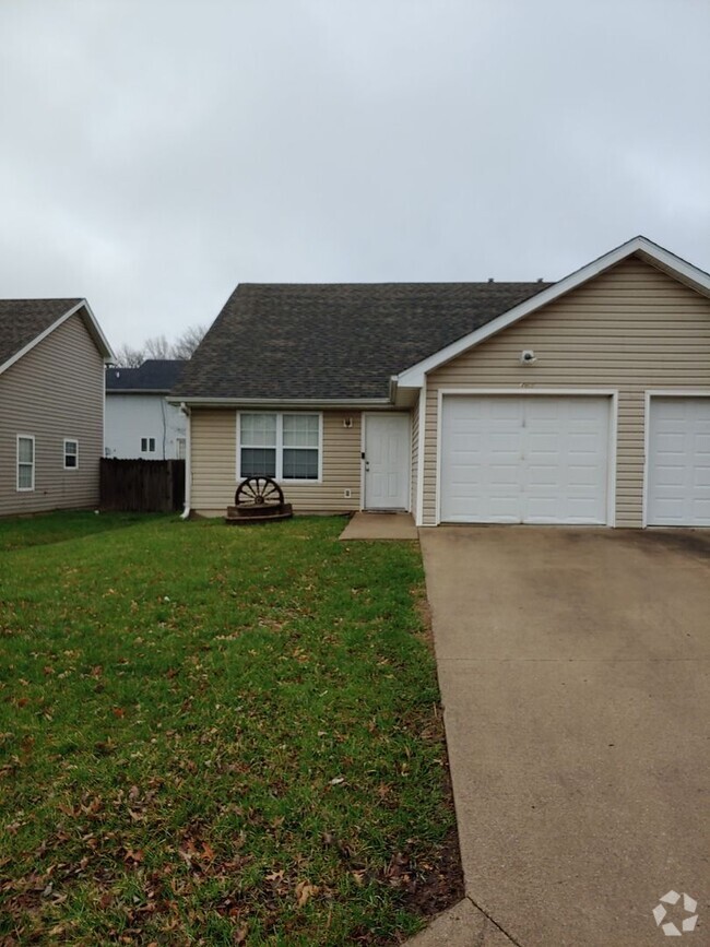 Building Photo - 460 Chris Dr