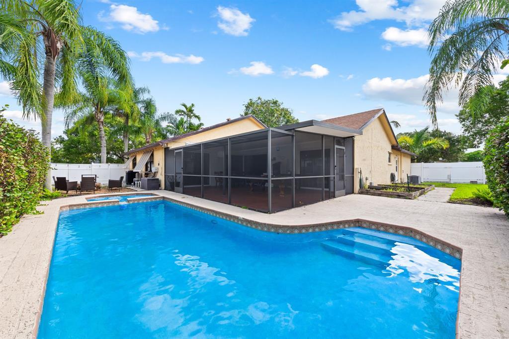 Foto principal - 563 SW 169th Ave