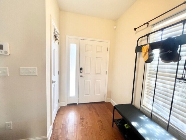 Building Photo - 635 Fir Ave