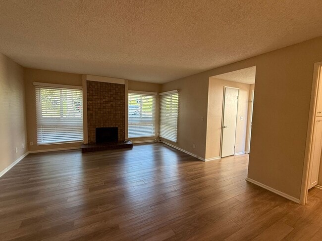 Building Photo - Highly Desirable 3 bed 2 1/2 bath condo in...