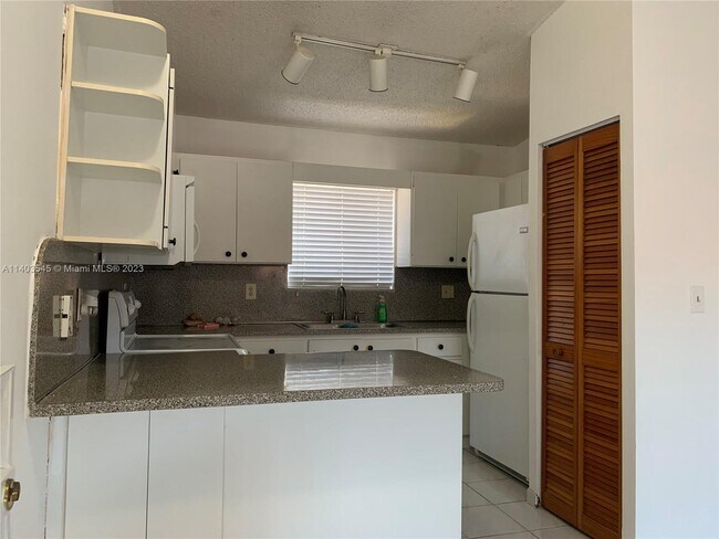 Foto del edificio - 10101 W Okeechobee Rd