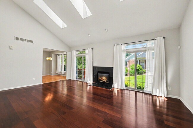 Foto del edificio - 4304 Gateway Cir