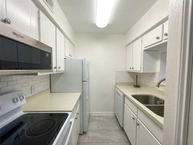 Building Photo - 3402 Garrott St