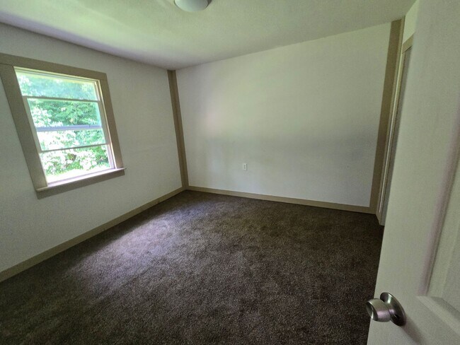 Building Photo - 2 bed 1 bath house!