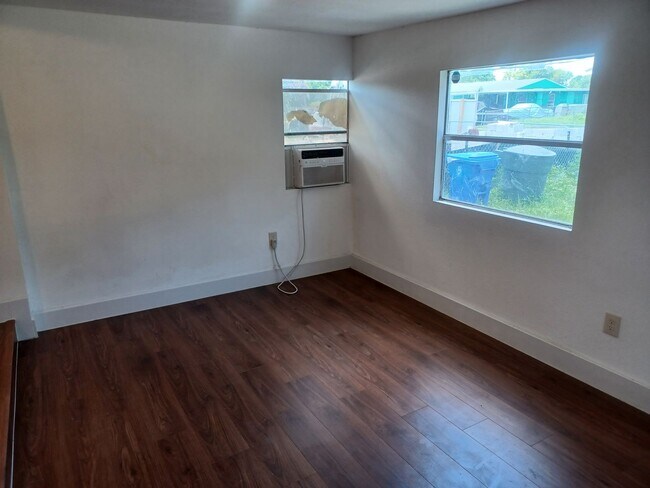Building Photo - $500 OFF FIRST MONTHS RENT, COMING SOON REMODELED 3 Bedroom /1 Bathroom LARGE FENCED YARD