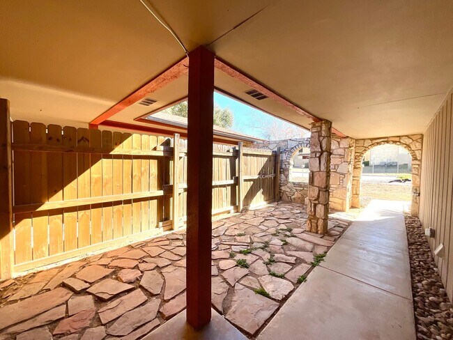 Foto del edificio - **APPLICATION RECEIVED** MUST SEE! 2 Bedroom / 1.5 Bath Duplex w/ Garage!
