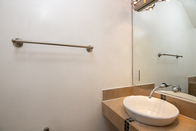 Building Photo - 1123 5th St NW