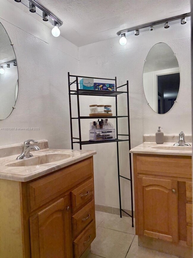 Foto del edificio - 1670 NE 191st St