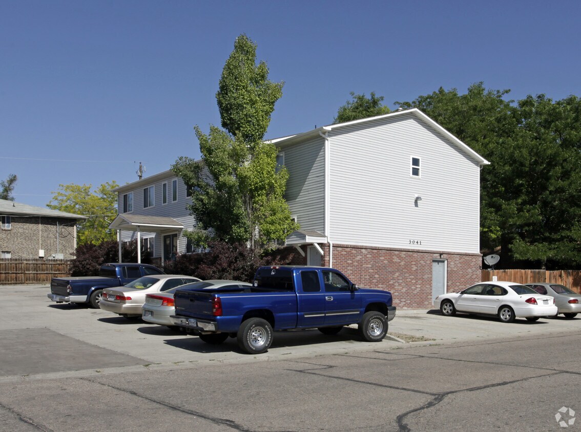 Building Photo - 3041-3045 Lakeside Dr