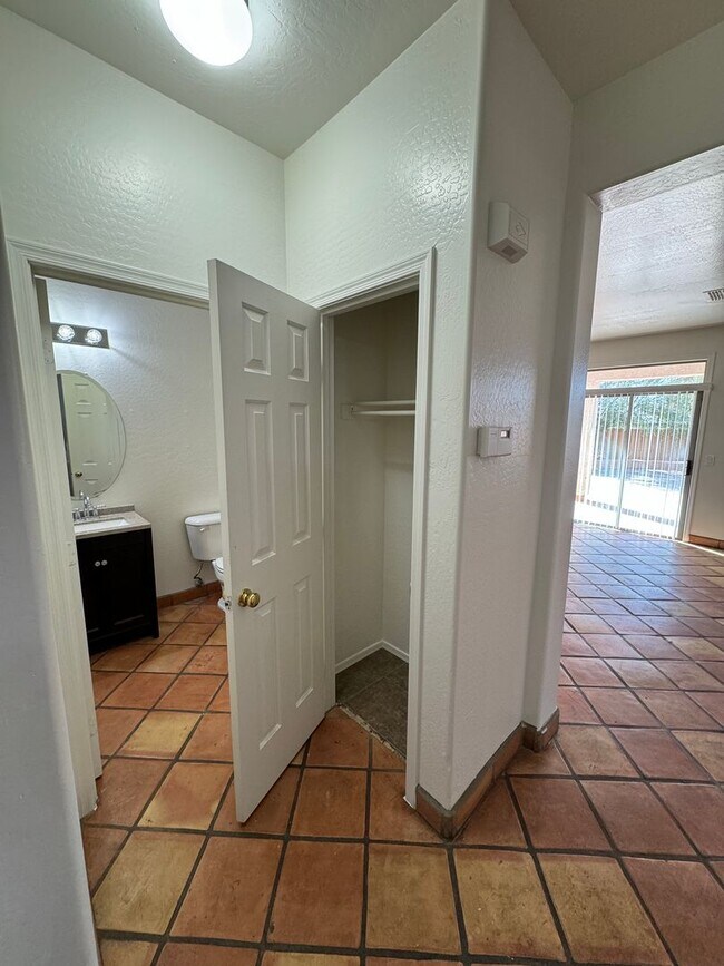 Building Photo - Large 4 bedroom house- Laveen