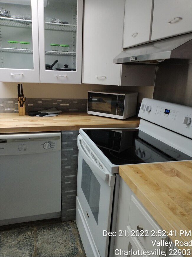 Foto del edificio - Backs up to the UVA south lawn section of campus 1 bdrm  1 bath 514 Valley Rd B Fully Furnished I...