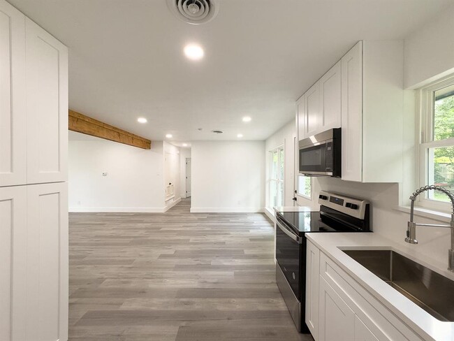 Building Photo - 1006 Duvall Dr