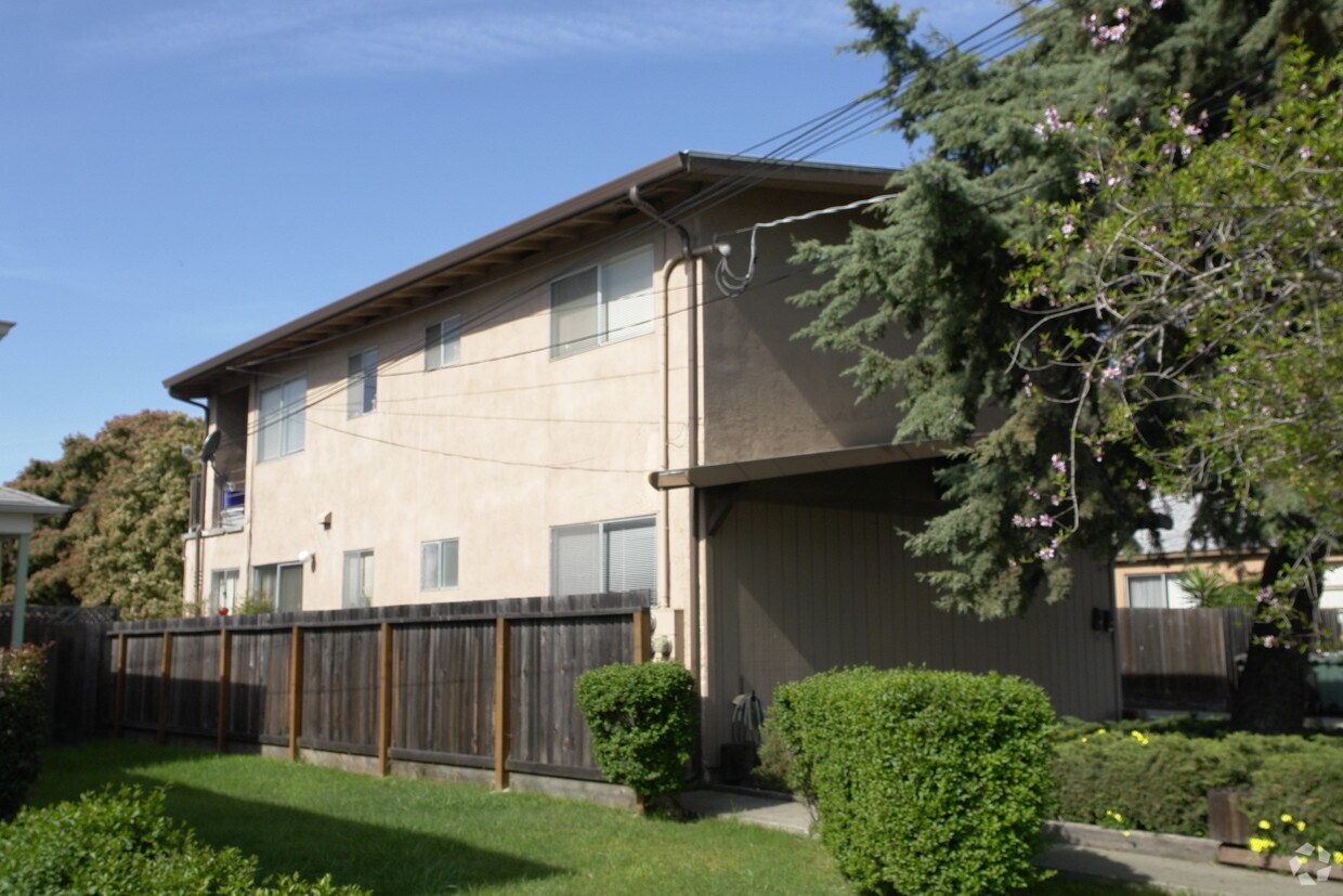 Building Photo - 13499 Rose Dr