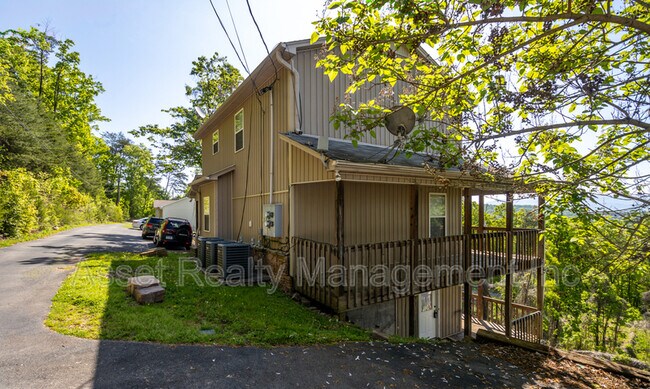 Foto del edificio - 628-616618628 N Cunningham Rd