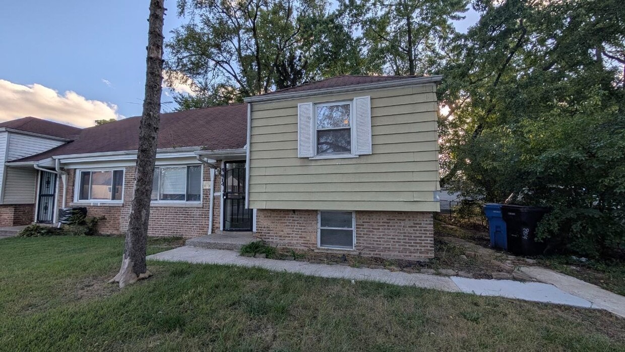 Primary Photo - Charming 3-Bedroom Home with Basement in J...