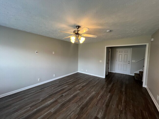 Foto del edificio - Available Now! *Half Off 1st Month's Rent!...