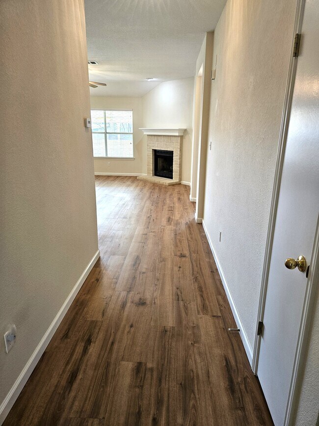 Foto del edificio - 1002 Woodview Dr